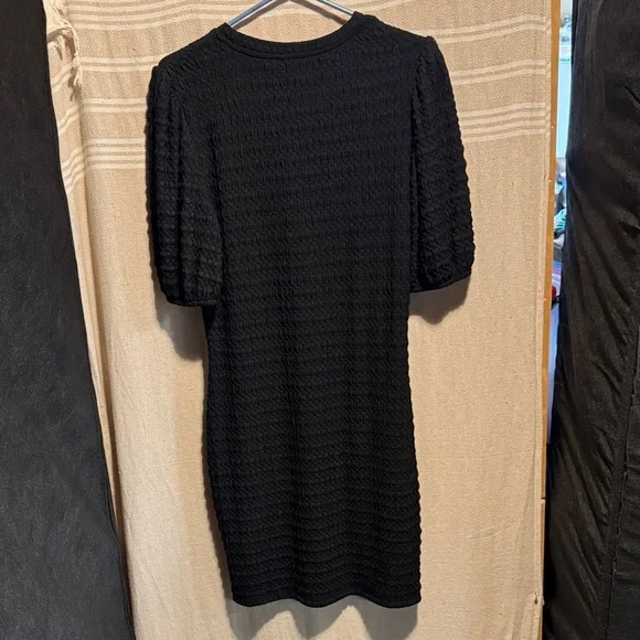 Chic Black Textured Midi Dress - Picture 5 of 8